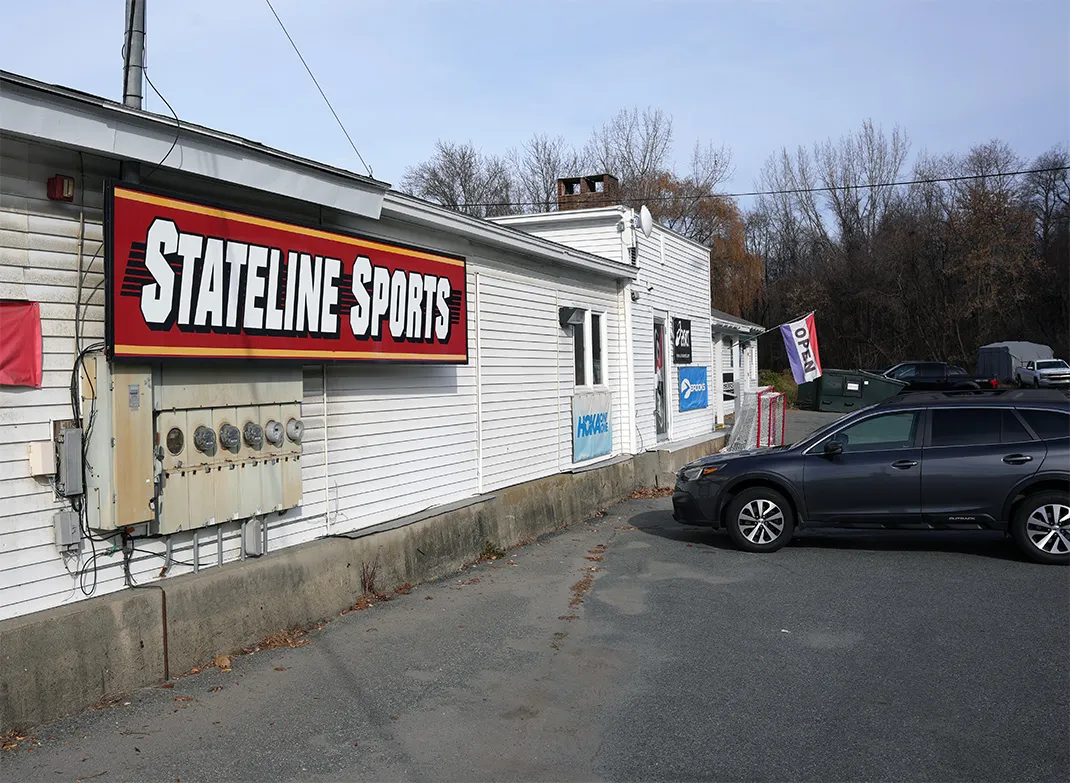 Stateline-Sign-Building